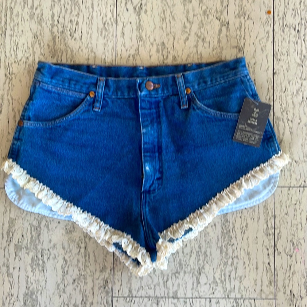 Vintage style. Wrangler denim shorts😍 Rare & stylish.